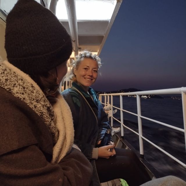 Sophie ist gut gelaunt und sitzt abends auf der Fähre zurück nach Istanbul zum Hafen von Kadıköy .