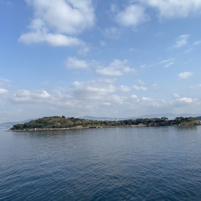 Insgesamt halten wir an drei Inseln, bevor wir die größte von ihnen erreichen. Hier ist Kınalıada von der anderen Seite zu sehen.