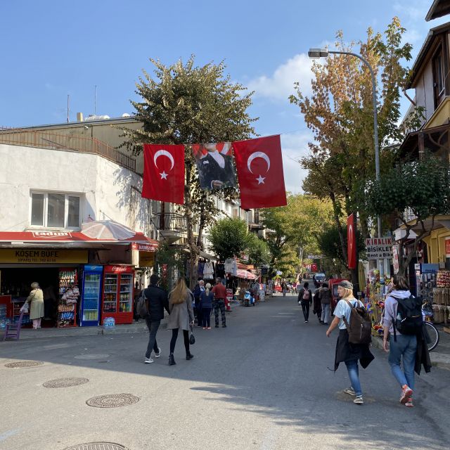 Die türkischen Flaggen hängen aktuell noch häufiger von Hausfassaden und Leinen herunter, denn erst am Freitag wurde der Tag der Republik in der Türkei gefeiert.