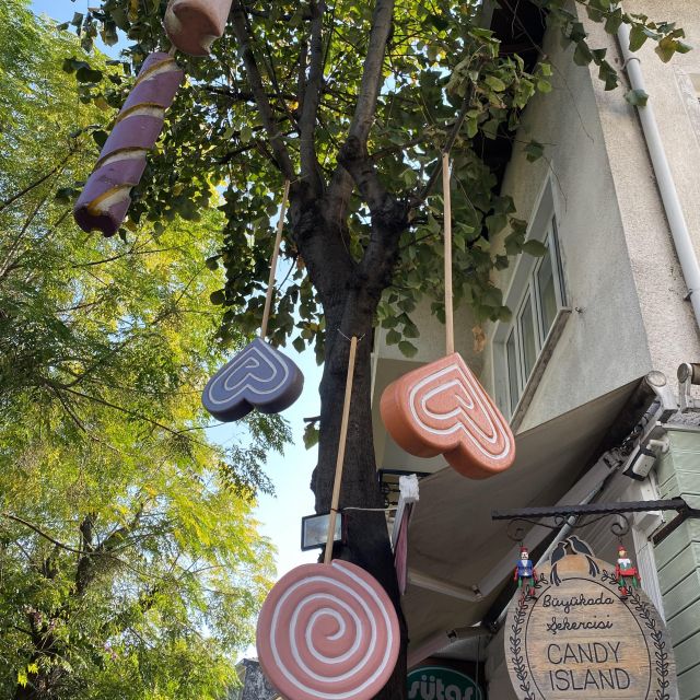Bunte Holzsüßigkeiten hängen passender Weise vor dem Café "Candy Island"-