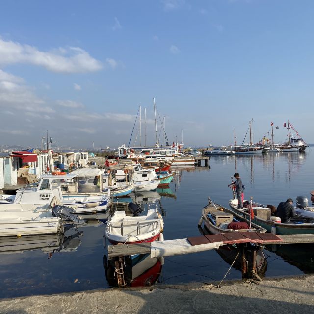 Boote liegen am Hafen von Büyükada.