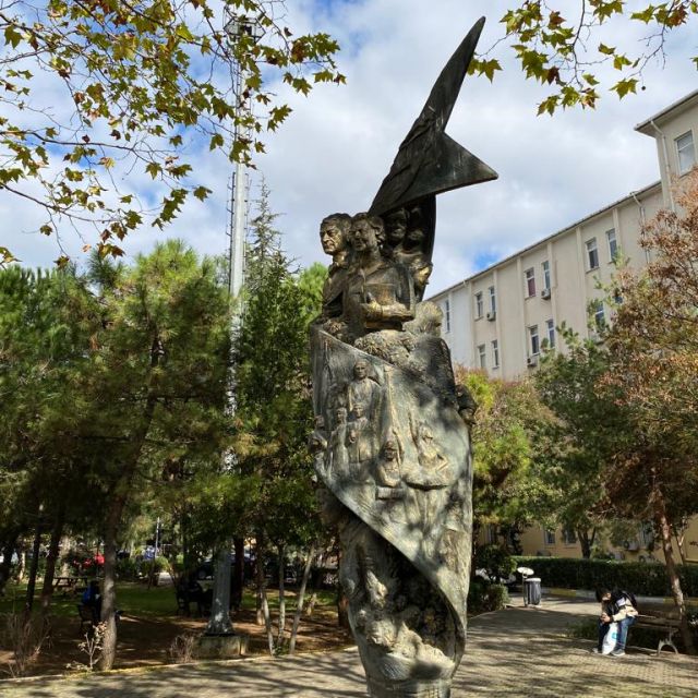 Eine Statue auf dem Campus.