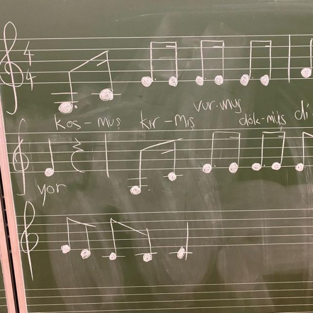 Tafel mit aufgezeichneten Noten im Chorsaal.