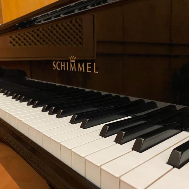 Klavier im Chorsaal der Universität.