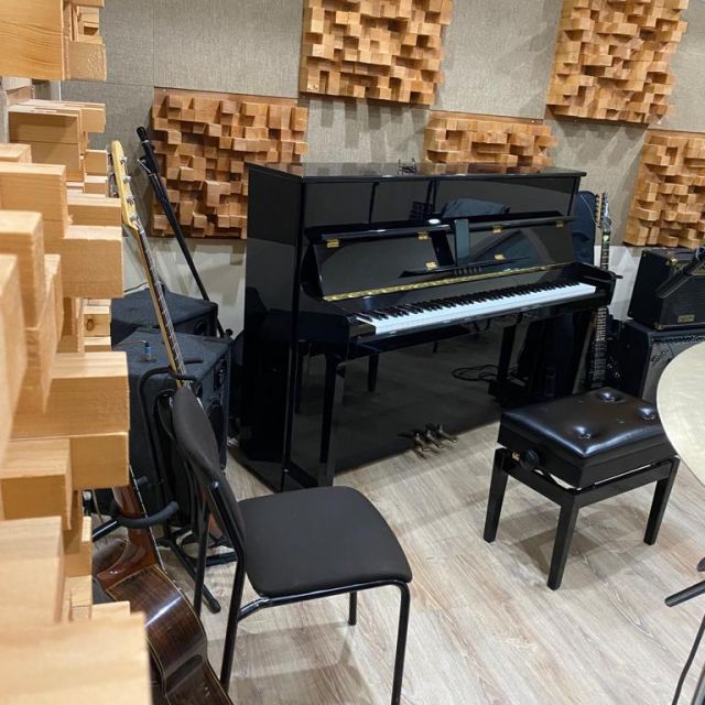 Klavier in einem Tonstudio.