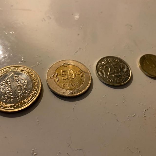 Vier verschiedene Münzen. Eine Lira entspricht 100 Kuruş.
