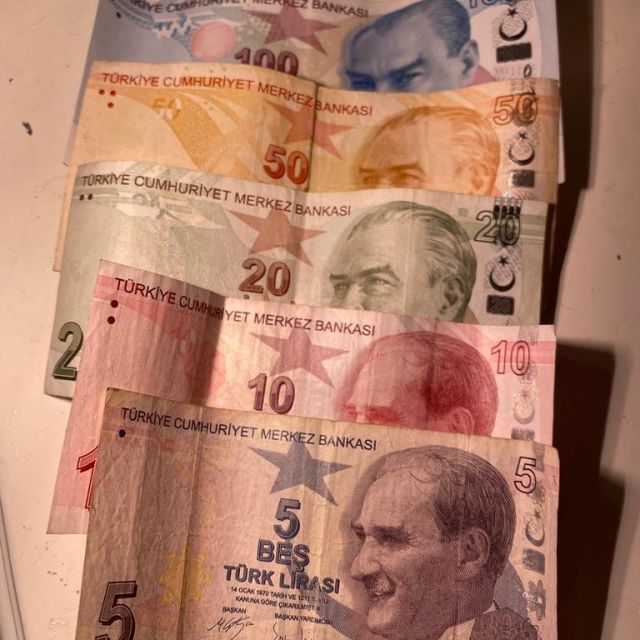 Fünf verschieden farbige Scheine: 5, 10, 20, 50 und 100 Lira