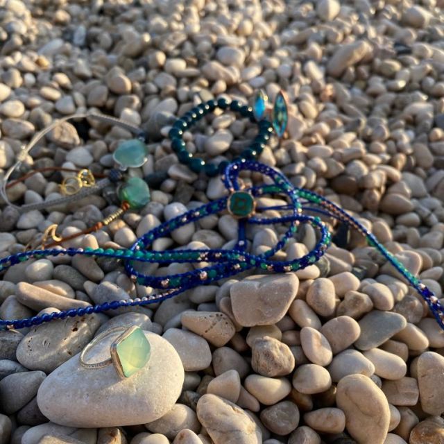 Sophies Ringe und Armbänder liegen am Strand.