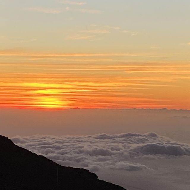 Sonnenuntergang mit Wolken auf dem Vulkan