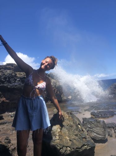 Victoria in Maui vor einem blow hole