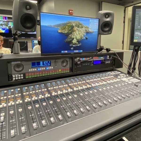 Professionelles Audio-Mischpult im Fernsehstudio der Penn State