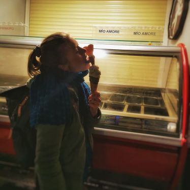 Sophie isst ein Eis auf der Insel Büyükada.