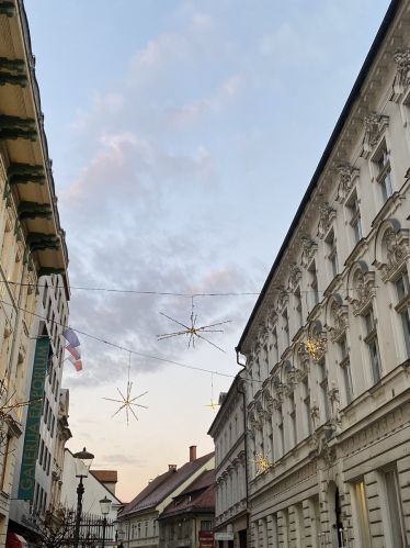 Seit Anfang Dezember leuchtet #Ljubljana. Die ganze Innenstadt ist in ein…