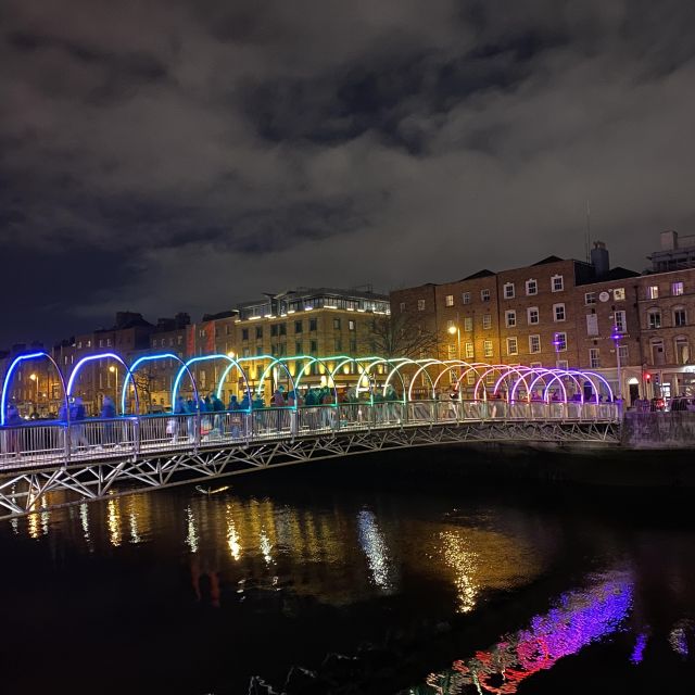 Dublin ist bei Nacht in den schönsten Farben erleuchtet. In vielen Straßen ist es sehr weihnachtlich dekoriert.