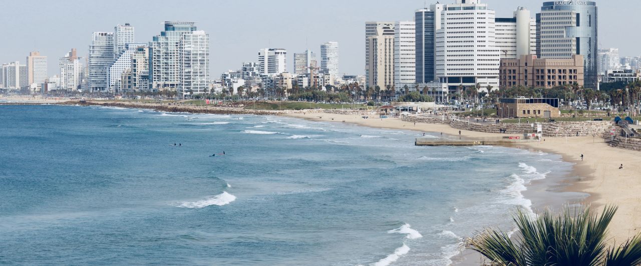 Meer und Skyline von Tel Aviv