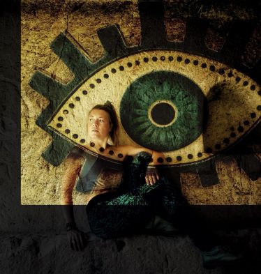 Sophie sitzt in einer Höhle. Das Foto ist doppelt belichtet und zeigt auch das beschützende Auge, das in der Türkei zur Tradition gehört.