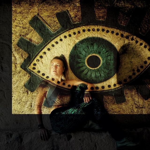 Sophie sitzt in einer Höhle. Das Foto ist doppelt belichtet und zeigt auch das beschützende Auge, das in der Türkei zur Tradition gehört.