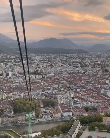 Ein Wahrzeichen von Grenoble: Diese Seilbahn verbindet das Stadtzentrum mit der…