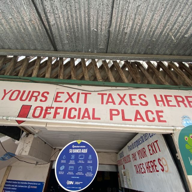 Ein kleiner Shop mit handgeschriebenem Banner "Pay yours exit taxes here. Official place!"
