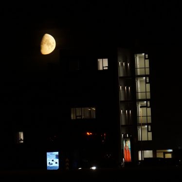 Halbmond über dem Studentenwohnheim.#ErlebeEs #Island #Reykjavik #Mond