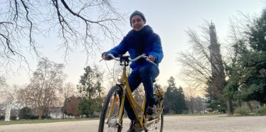 Mann fährt ein gelbes Fahrrad