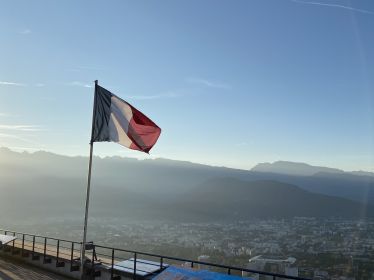 Französische Flagge mit Bergen im Hintergrund