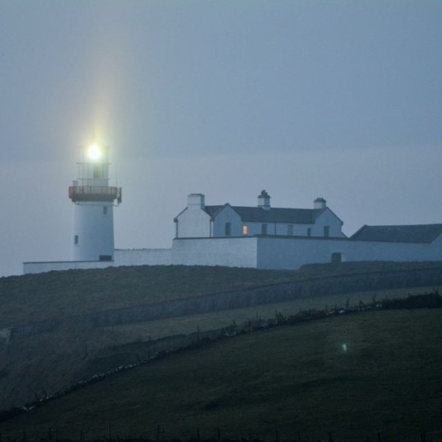 Galley Head Lighthouse im Dunkeln