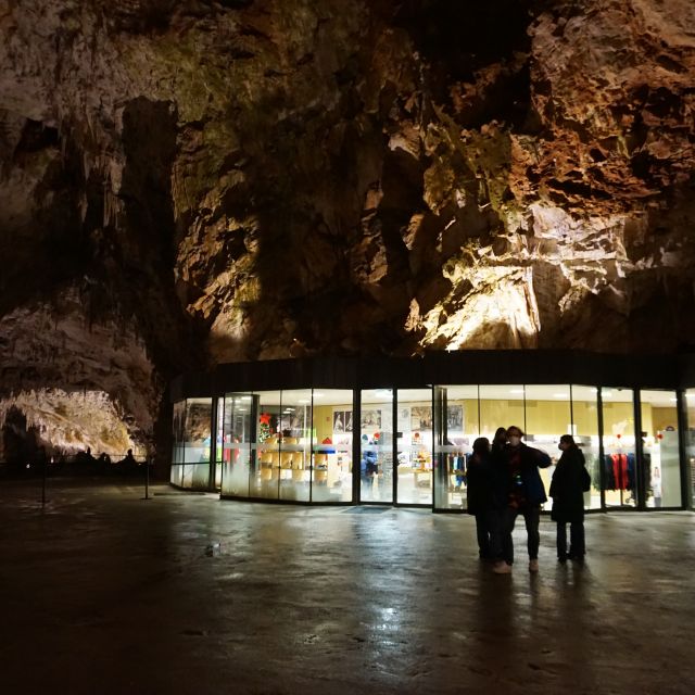 Große Halle in den Tropfsteinhöhlen. Glasgebäude, das mit Licht beleuchtet ist.