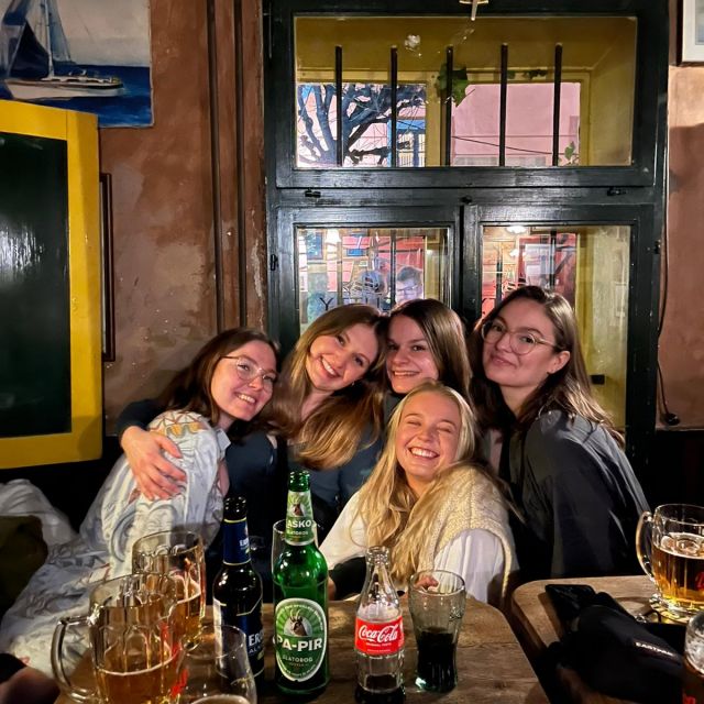Fünf junge Frauen in einer Bar.