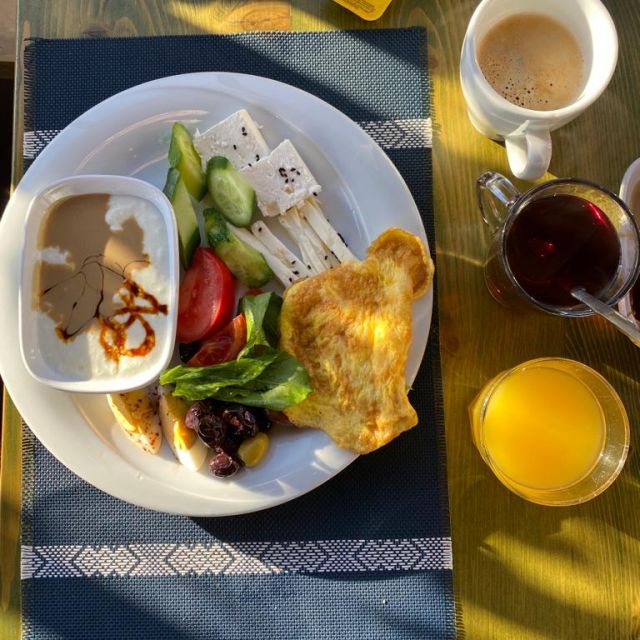 Kahvalti: Frühstück in unserem Hotel in Göreme. Tahin, Joghurt, Omelett, Käse und Co.
