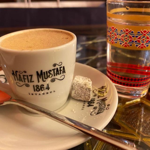 Türkischer Kaffee, kahve. Mit einem Glas Wasser serviert.