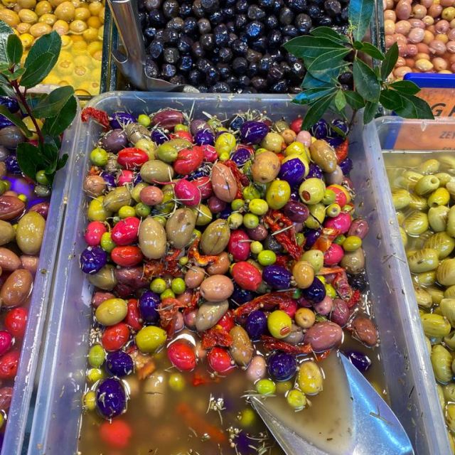Eine große und bunte Auswahl an Oliven.