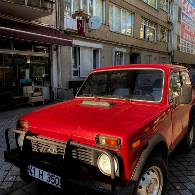 Ein roter Lada, geparkt im Stadtteil Moda.