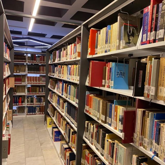 Volle Bücherregale in der Bibliothek auf dem Campus.