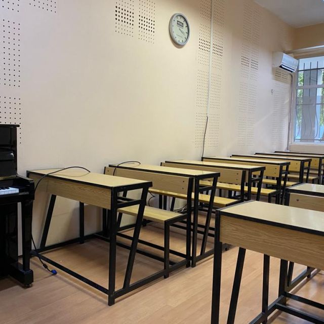 Einer der Unterrichtsräume am Institut für Musik. Samt Klavier.
