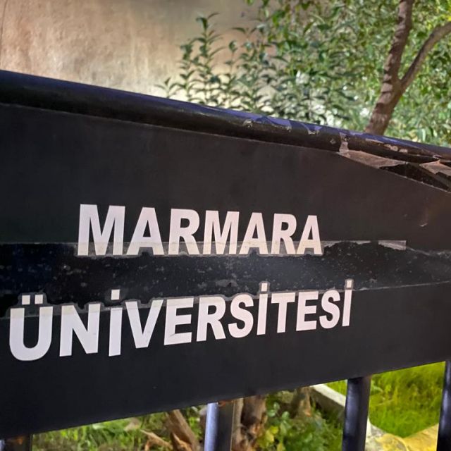 Schild mit der Aufschrift Marmara Üniversitesi.