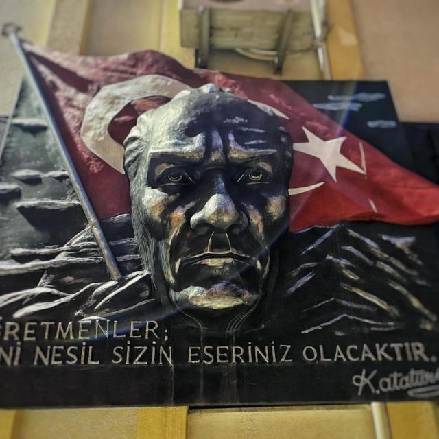 Büste von Atatürk an einer Hauswand.