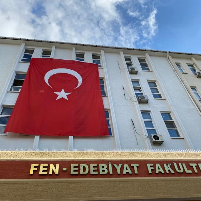 Flagge hängt an einem Gebäude der Universität.