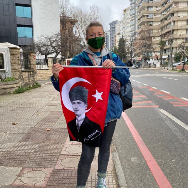 Sophie posiert mit Atatürk-Flagge.