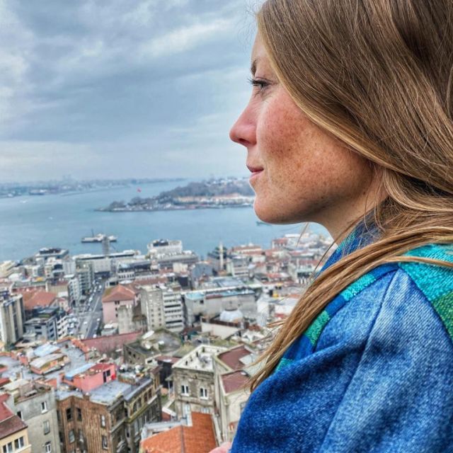Sophie blickt vom Turm hinab auf die Stadt und die Weiten des Bosporus.