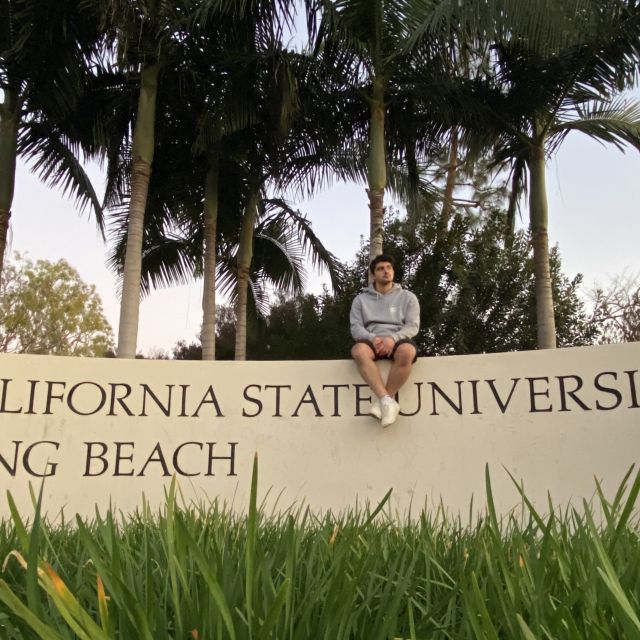 Bild mit dem California State University Long Beach Stein.