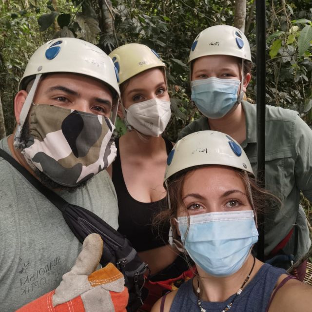 Carla, zwei Kommilitoninnen und der Dozent machen ein Selfie, alle tragen Masken und Schutzhelme.