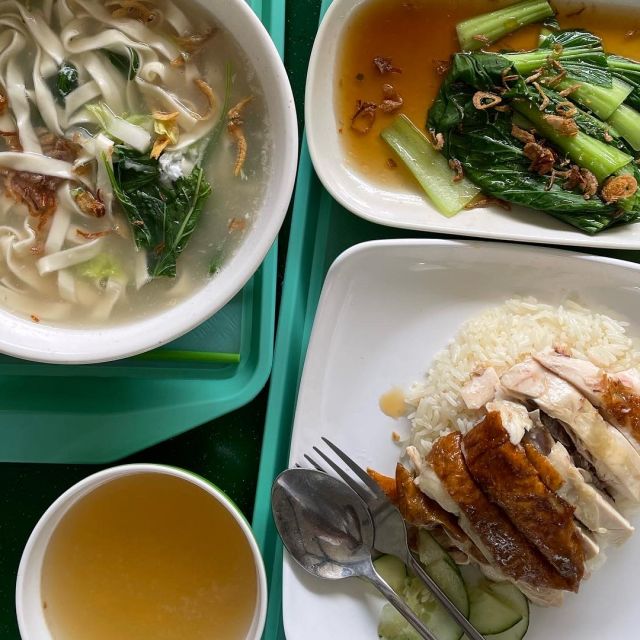 Chicken Rice, Noodle Soup und Gemüse