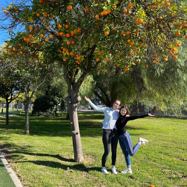 Zwei Mädchen unter einem Orangenbaum