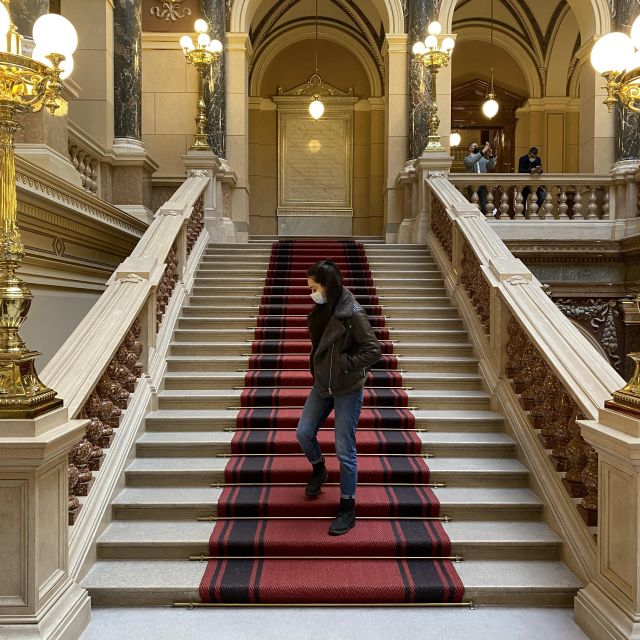 Treppenaufgang mit Teppich und Mädchen im Nationalmuseum