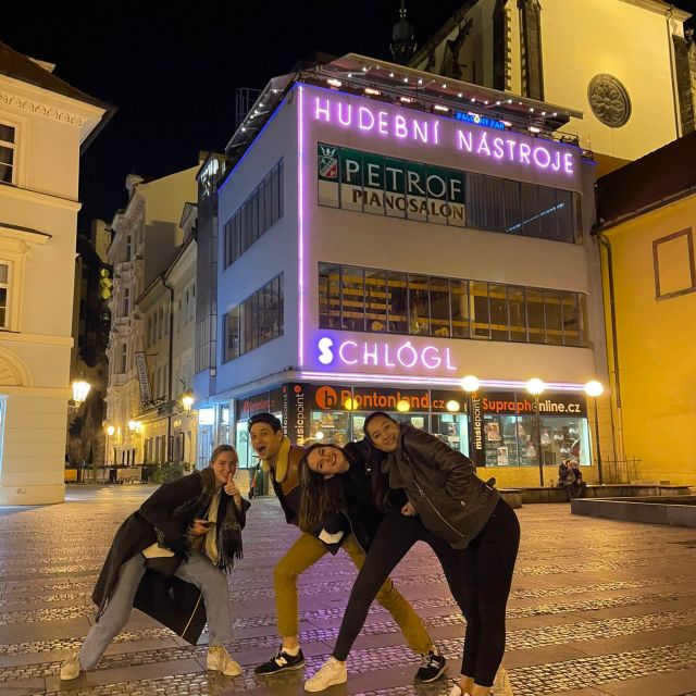 Junge Menschen unterwegs bei Nacht
