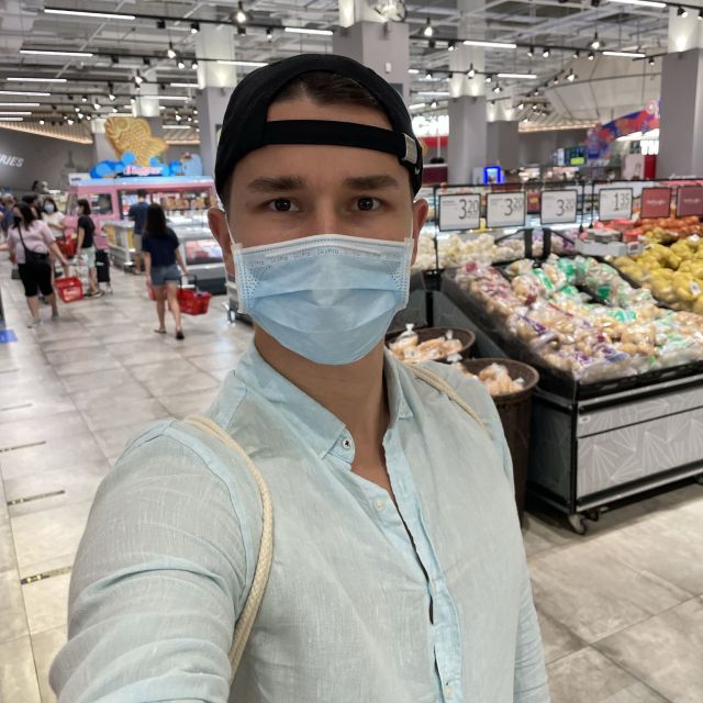 Viktor steht in einem Supermarkt in Singapur.