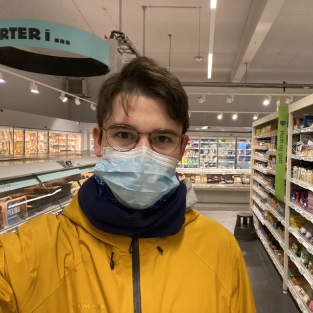 Andrej beim Einkaufen in Island.