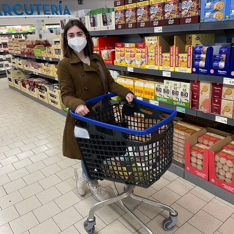 Christina mit einem Einkaufswagen im Supermarkt in Spanien.