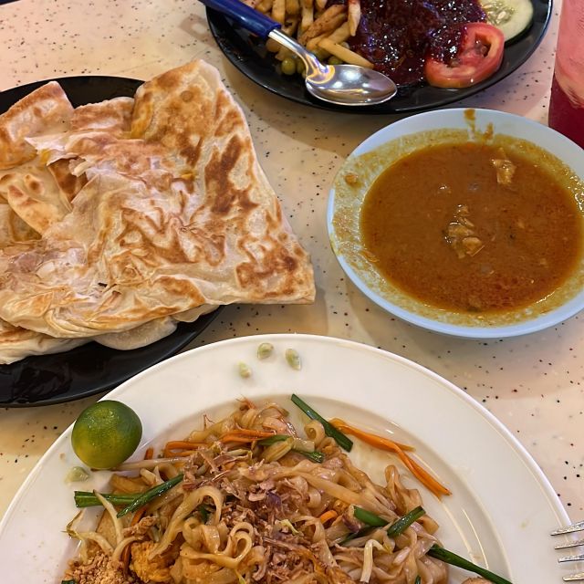 2c5412f7-f66a-4957-a440-c8d096967d07 Pad thai, Prata Brot und Lamm Chop